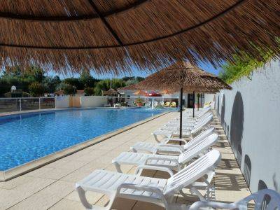 Chaises longues sur la piscine de vendée