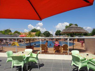 Terrasse et chaises longues au soleil vendéen