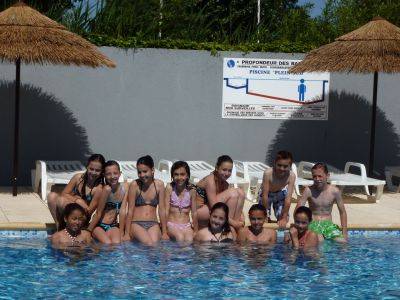 Groupe du camping, vacances au bord de la piscine