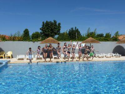 Eau bleue de la piscine aqualudique