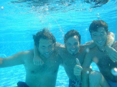 vacanciers sous l'eau dans la piscine du plein sud à saint jean de monts